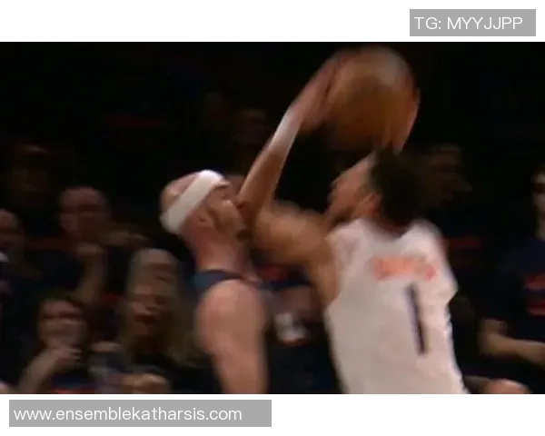 NBA圆柱体判定引发争议布克受伤背后的裁判逻辑难以自圆其说 NBA圆柱体判定引发争议布克受伤背后的裁判逻辑难以自圆其说